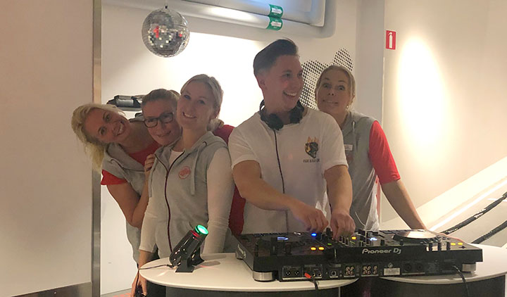 Dj Jerry i gymmet på F&S Sveavägen